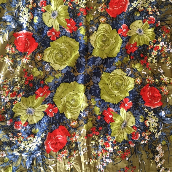 Floral robe and scarf - Picture 6 of 8